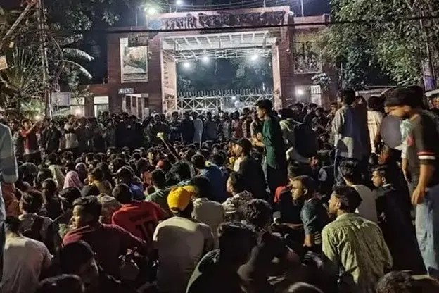 তিতুমীর কলেজ বিশ্ববিদ্যালয়ে রূপান্তরে কমিশন গঠন না করা পর্যন্ত সড়কে থাকবে শিক্ষার্থীরা